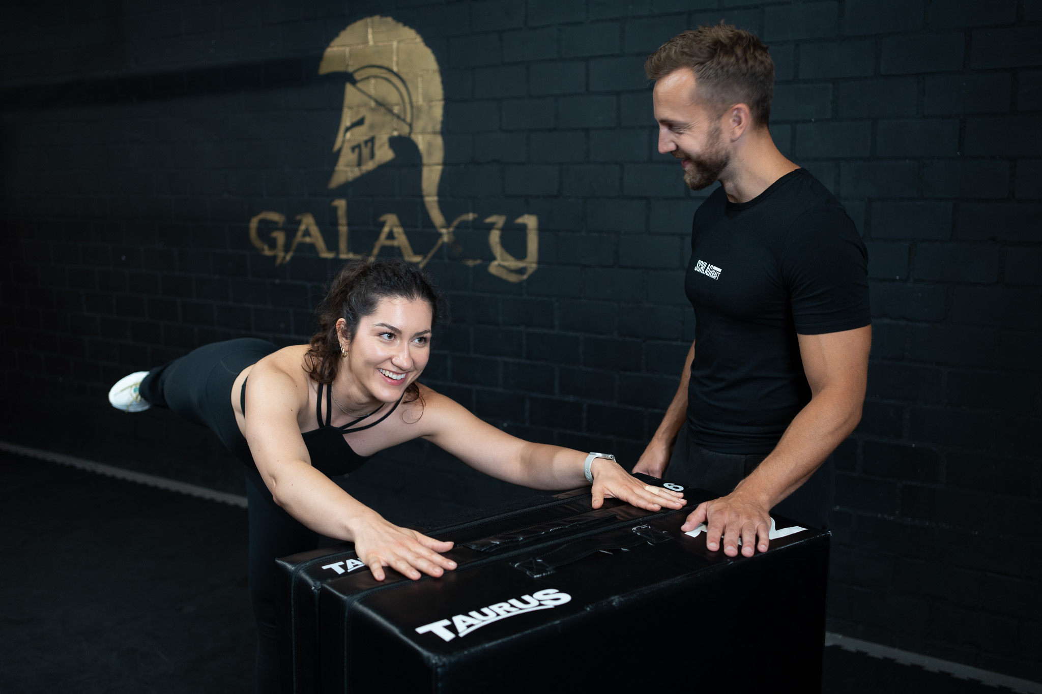 Andrej Waldenberger begleitet eine Kundin bei einer funktionellen Übung im Personal Training.