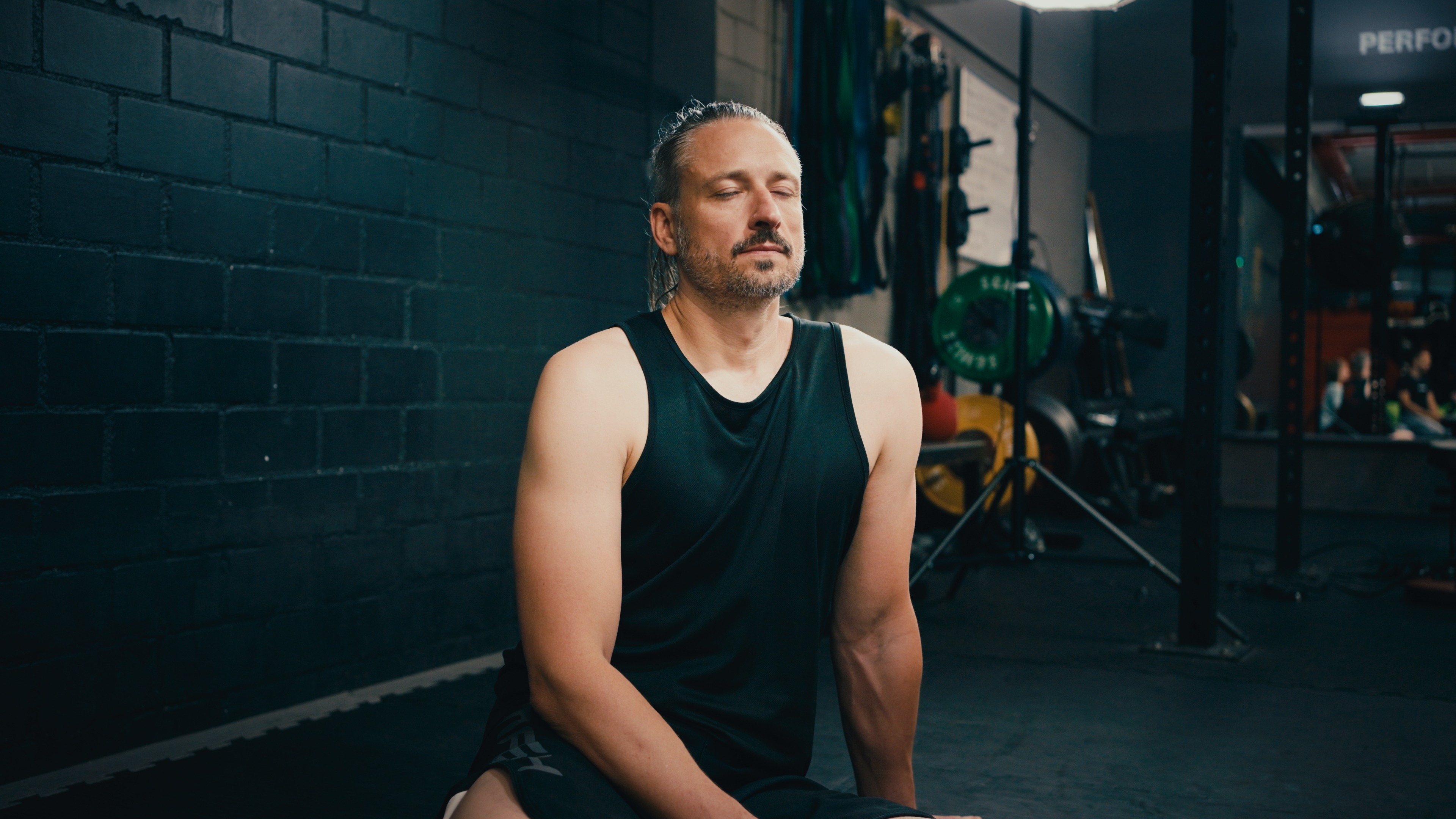 Heiko Rehorik sitzt nach dem Boxtraining im Schneidersitz und reflektiert