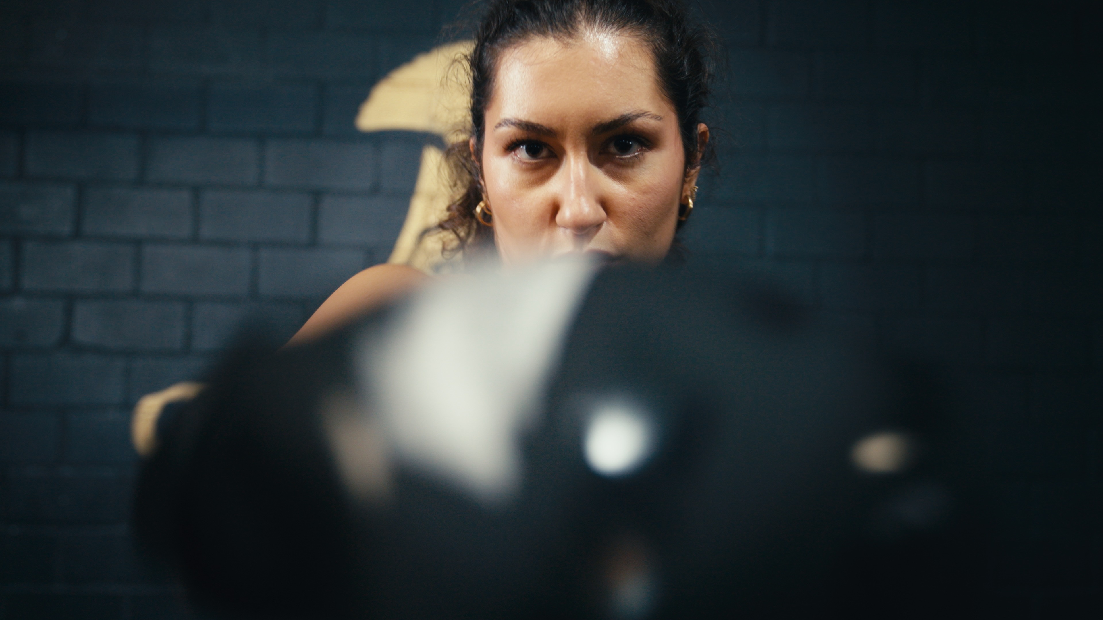 Teilnehmerin schlägt beim Boxtraining frontal in Richtung Kamera